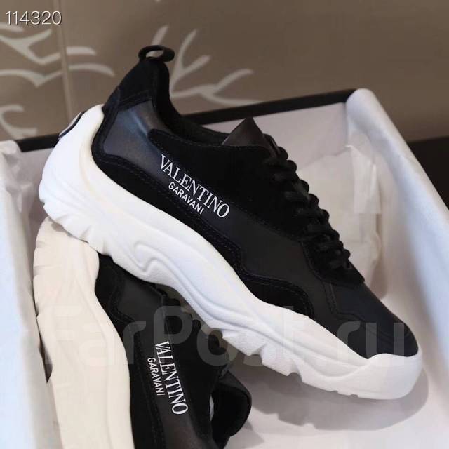 Valentino store bansi runner