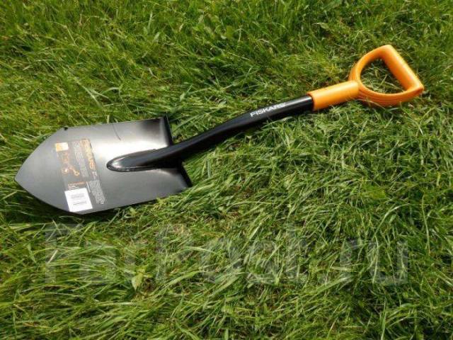 Лопата Fiskars Solid (Plantic Terra) для автомобилиста с металлическим ...