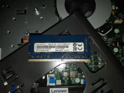 SO-DIMM DDR4.