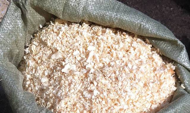 Древесные опилки в мешках. Древесные опилки в мешках. Измельчения древесины в стружку. Сдув опилок. Гофра на вытяжку 140мм.