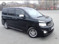 Toyota Voxy. С водителем