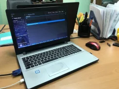Lenovo IdeaPad 300. 15", 2,3����, ��� 4 ��, ���� 500���, WiFi, Bluetooth, ����������� �� 5��. ����