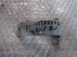 Крепление двери багажника. Skoda Octavia, 5E3, 5E5, NL3, NR3 Skoda Rapid, NH1, NH3 Skoda Superb, 3V3, 3V5 Seat Toledo, KG3 Двигатели: BTS, BZG, CAXA...
