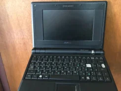 Asus Eee PC 701. 7", 1,0����, ��� 1024 ��, ���� 4���, WiFi, ����������� �� 1��. ����