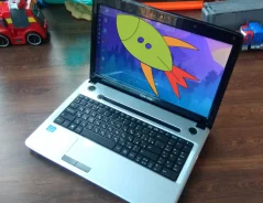 DNS Home 0164796. 15", 3 400����, ��� 16 ��, ���� 740���, WiFi: 1, Bluetooth: 1, ����������� �� 1��. ����