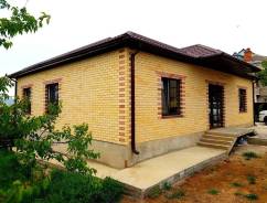 Анапа продается 1 эт. дом 150 кв. м. на 5,4 сотках. Газ. До моря 5 км. в Анапе Анапа продается 1 эт. дом 150 кв. м. на 5,4 сотках. Газ. До моря 5 км. Улица Островского 10, р-н Анапская, площадь дома 150,0 кв. м., скважина, электр...