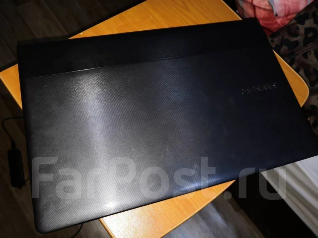 Samsung 300E5C. 15.6", 2,2����, ��� 2048 ��, ���� 320���, WiFi: 1, Bluetooth: 1, ����������� �� 1��. ����