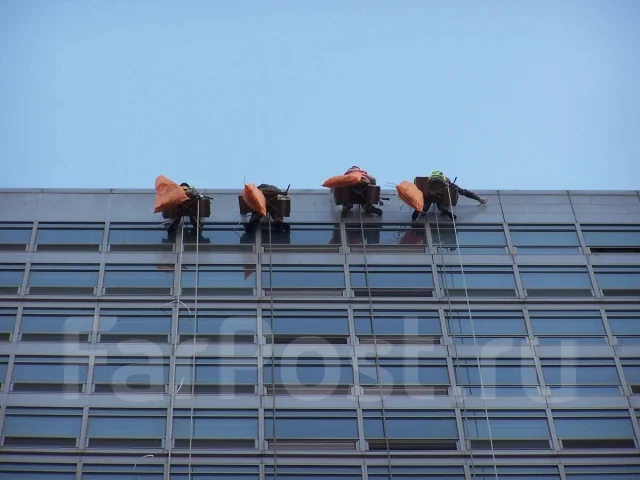 Клининговые работы на высоте. Мойка фасадов зданий, окон, балконов во ...