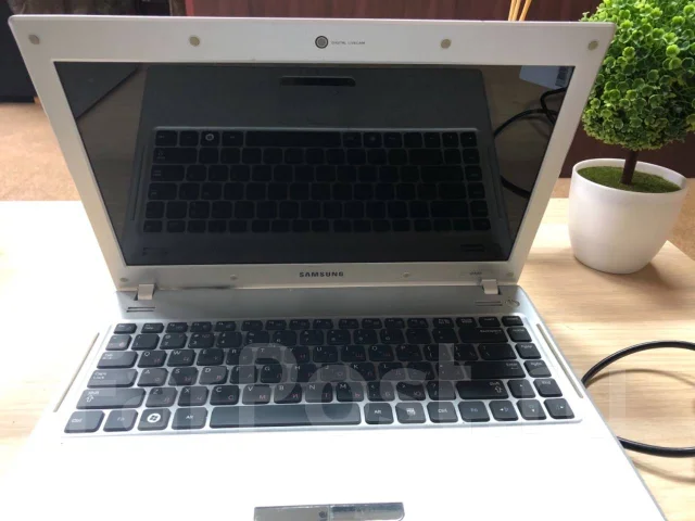Samsung Q330. 13.3", 2,3����, ��� 2048 ��, ���� 232���, WiFi: 1, Bluetooth: 1, ����������� �� 3��. ����