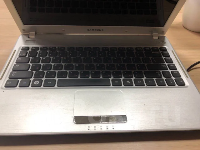 Samsung Q330. 13.3", 2,3����, ��� 2048 ��, ���� 232���, WiFi: 1, Bluetooth: 1, ����������� �� 3��. ����