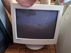 Samsung. 17", ���������� ��� (CRT)