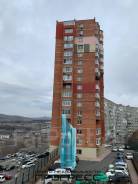 4-комнатная, улица Ладыгина 2д во Владивостоке 4-комнатная, улица Ладыгина 2д. 64, 71 микрорайоны, агентство, 150,0 кв. м. Дом снаружи