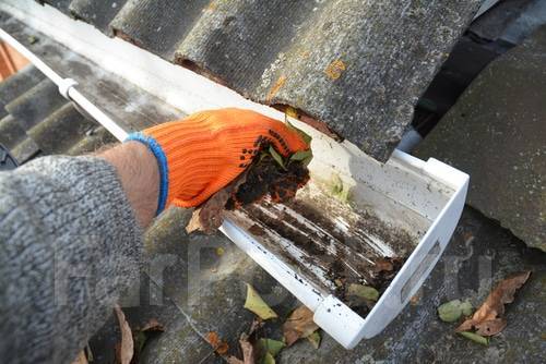 Before and after view of a clean gutter on a Gold Coast property.
