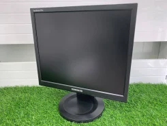 Samsung. 17", ���������� �� (LCD)