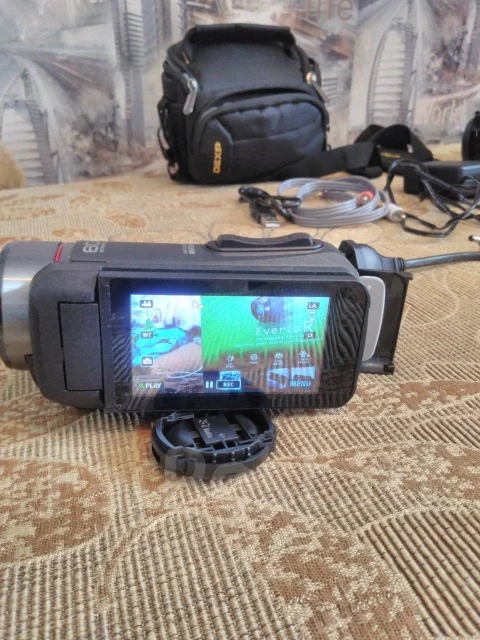 JVC Everio GZ-E100 ����