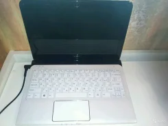 Sony VAIO SVE1113M1R. 11.6", 1 750����, ��� 4 ��, ���� 500���, WiFi: 1, Bluetooth: 1 ����