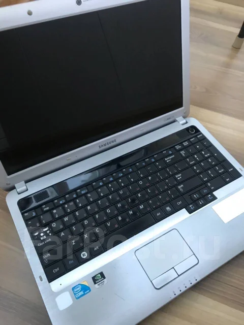 Samsung R530. 15.6", 2,3����, ��� 4 ��, ���� 111���, WiFi: 1, Bluetooth: 1, ����������� �� 2��. ����