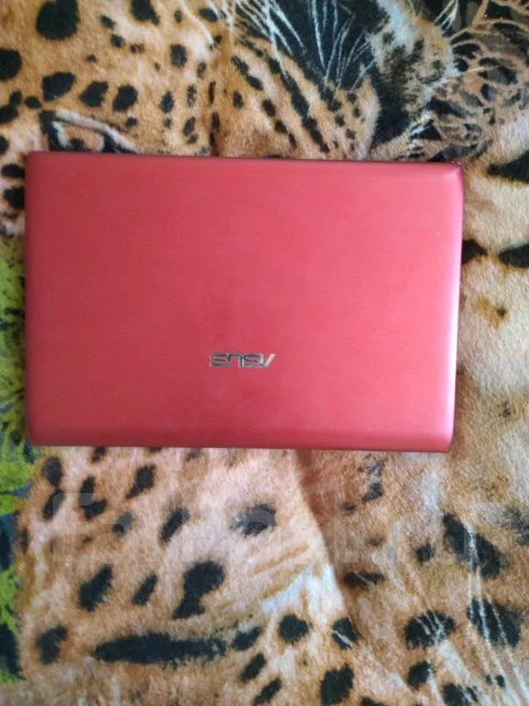 Asus Eee PC 1225B. 11.6", 1 650����, ��� 4 ��, ���� 500���, WiFi: 1, Bluetooth: 1, ����������� �� 7��. ����