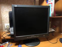 Philips. 17" ����
