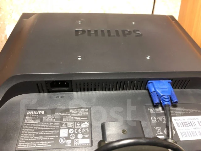 Philips. 17" ����