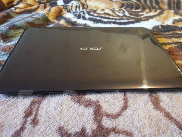Asus VivoBook X556UQ. 15.6", 2,3����, ��� 6 ��, ���� 500���, WiFi: 1, Bluetooth: 1, ����������� �� 2��. ����