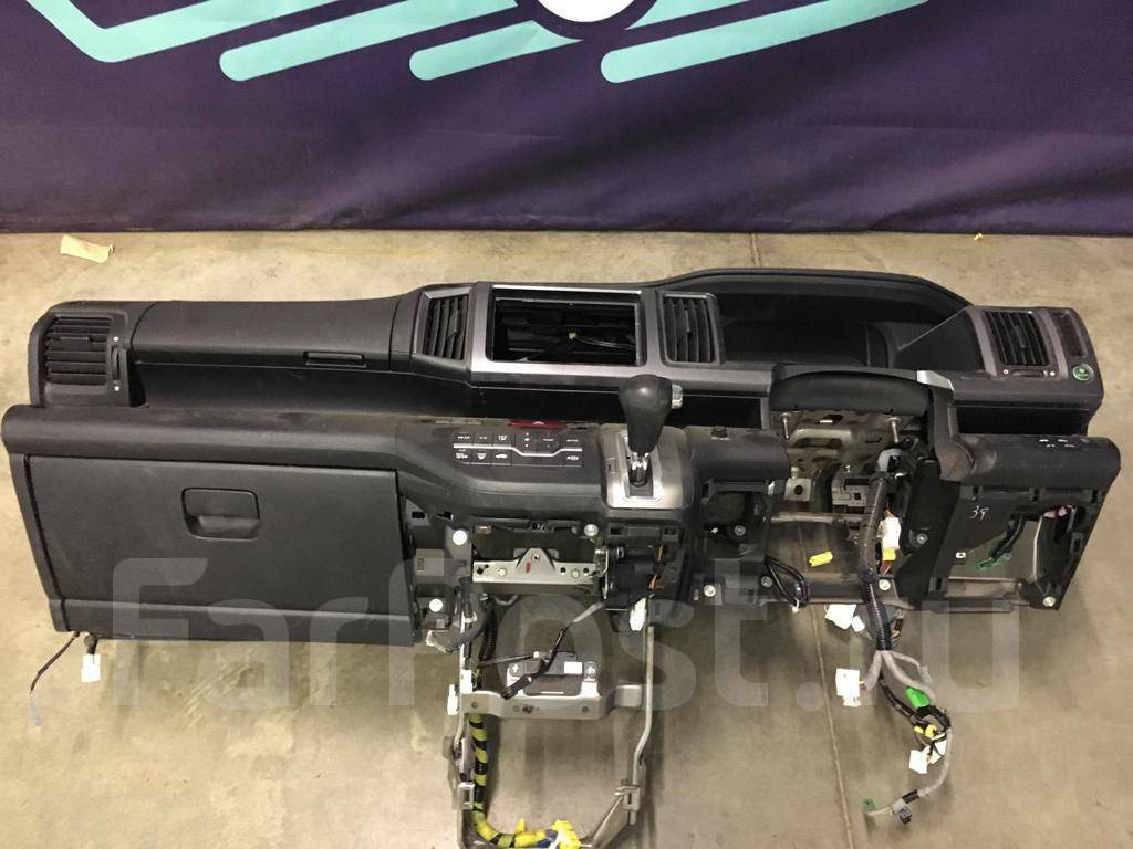 Приборная панель хонда степвагон. Honda rf3 Stepwgn панель. Honda Stepwgn rk1. Панель торпеда Хонда Степвагон 2 поколения. Honda Stepwgn 2006 щиток приборов.