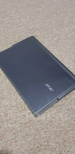 Acer Aspire R7. 13.3", 2,2����, ��� 4 ��, ���� 256���, WiFi: 1, Bluetooth: 1, ����������� �� 4��. ����