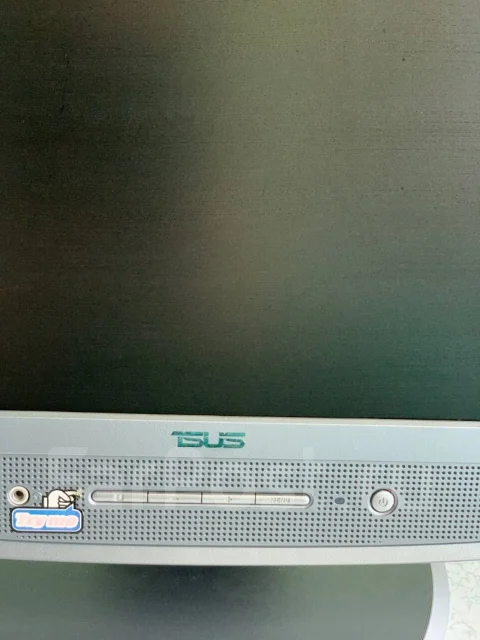 Asus. 17" ����