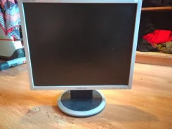 Samsung. 19", ���������� �� (LCD)