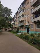 3-комнатная, улица Октябрьская 30 в Арсеньеве 3-комнатная, улица Октябрьская 30. детская поликлиника, агентство, 62,0 кв. м. Дом снаружи