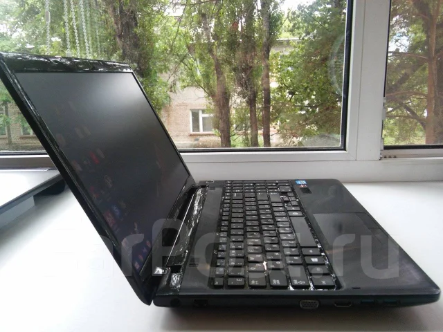 Samsung 350E5C. 15.6", 3,4����, ��� 8 ��, ���� 628���, WiFi: 1, Bluetooth: 1, ����������� �� 3��. ����