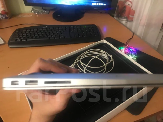 Apple MacBook 13. 13", 1,6����, ��� 4 ��, ���� 120���, WiFi: 1, Bluetooth: 1, ����������� �� 12��. ����