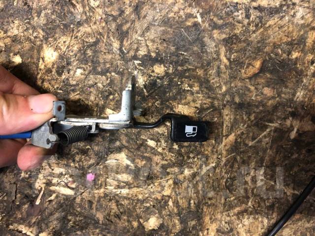 Как поменять тросик лючка бензобака на тойота королла спасио - 80 фото