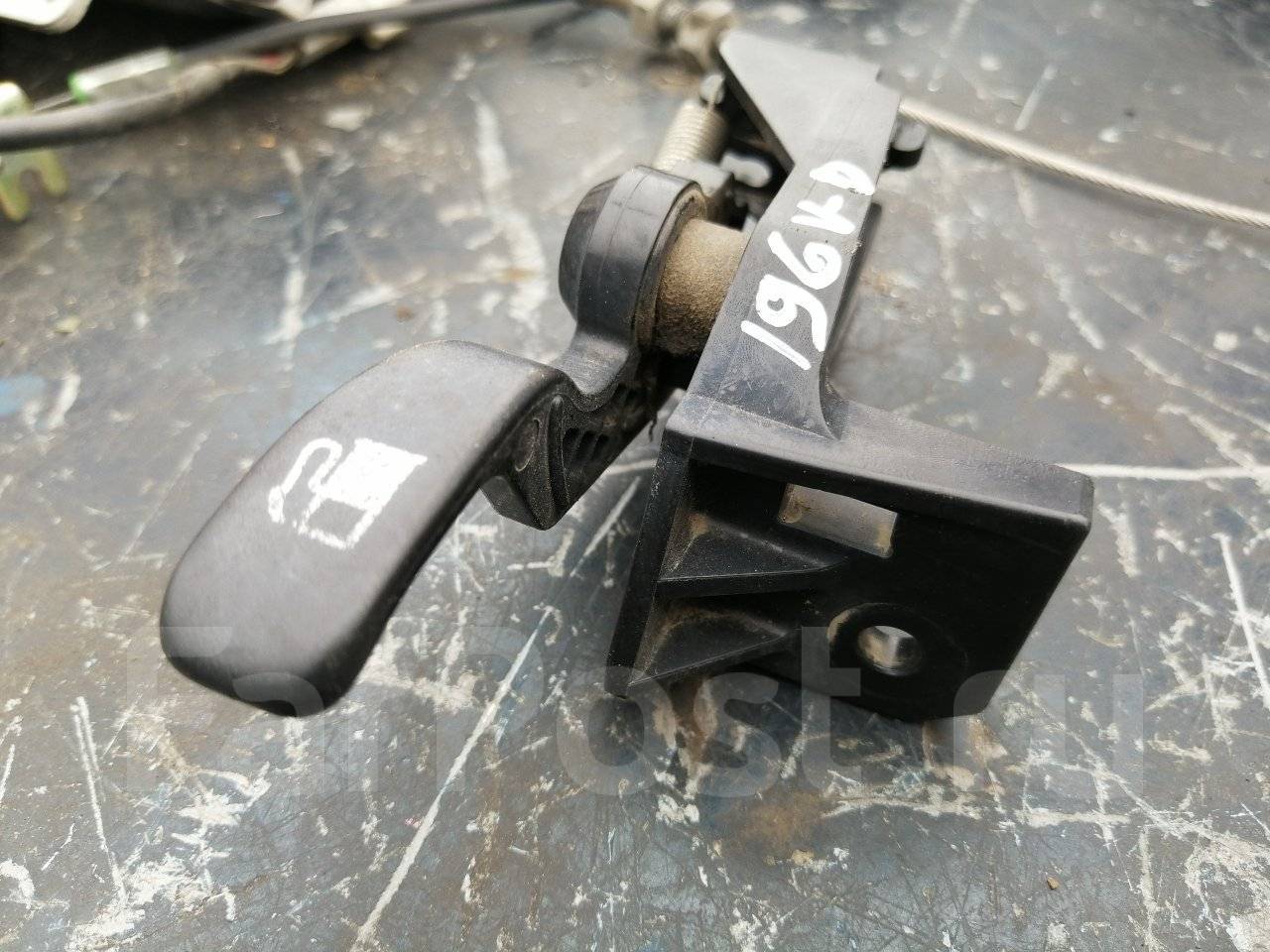 ручка открытия бензобака солярис. замок открывания лючка бензобака тигго чери. ручка открытия бензобака тойота ист. ручка открывания бензобака. ручка открывания бензобака.