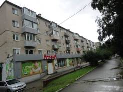 2-комнатная, улица Карла Маркса 1 в Большом Камне 2-комнатная, улица Карла Маркса 1. школа №2, агентство, 43,0 кв. м. Дом снаружи