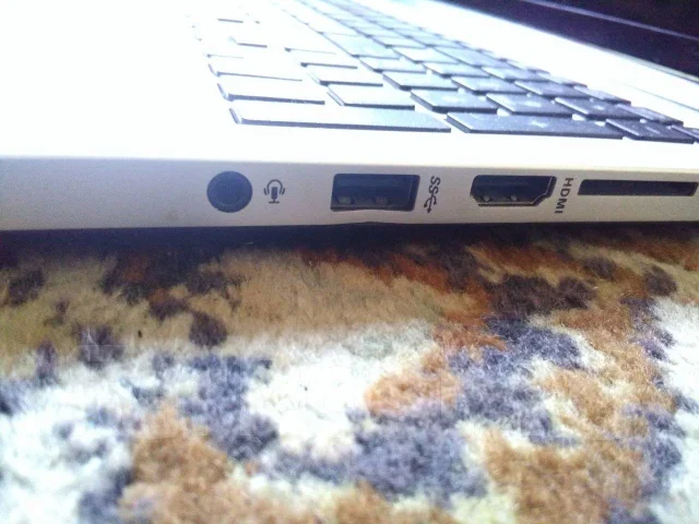Asus Transformer Book. 15.6", 1,7����, ��� 6 ��, ���� 750���, WiFi: 1, Bluetooth: 1, ����������� �� 6��. ����
