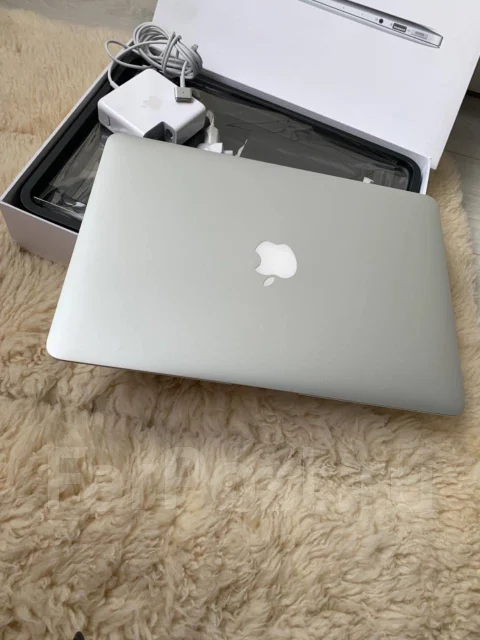 Apple MacBook Air 13 2014 Early. 13.3", 1,4����, ��� 4 ��, ���� 121���, WiFi: 1, Bluetooth: 1, ����������� �� 12��. ����