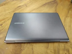 Samsung 535U3C. 13.3", 2,1����, ��� 4 ��, ���� 500���, WiFi: 1, Bluetooth: 1, ����������� �� 2��. ����