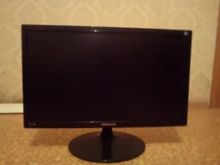 Samsung. 22", ���������� �� (LCD)