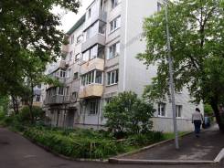 3-комнатная, улица Марины Расковой 5 во Владивостоке 3-комнатная, улица Марины Расковой 5. Борисенко, проверенное агентство, 62,0 кв. м. Дом снаружи