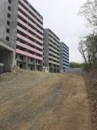 3-комнатная, улица Русская 61г во Владивостоке 3-комнатная, улица Русская 61г. Вторая речка, проверенное агентство, 67,0 кв. м. Дом снаружи