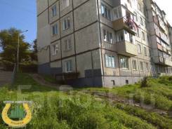 2-комнатная, улица Беляева 6 во Владивостоке 2-комнатная, улица Беляева 6. Тихая, агентство, 44,0 кв. м. Дом снаружи