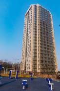 1-комнатная, проспект 100-летия Владивостока 176 во Владивостоке 1-комнатная, проспект 100-летия Владивостока 176. Заря, застройщик, 42,0 кв. м. Дом снаружи