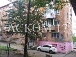 2-комнатная, улица Адмирала Юмашева 8а во Владивостоке 2-комнатная, улица Адмирала Юмашева 8а. Баляева, агентство, 43,0 кв. м. Дом снаружи