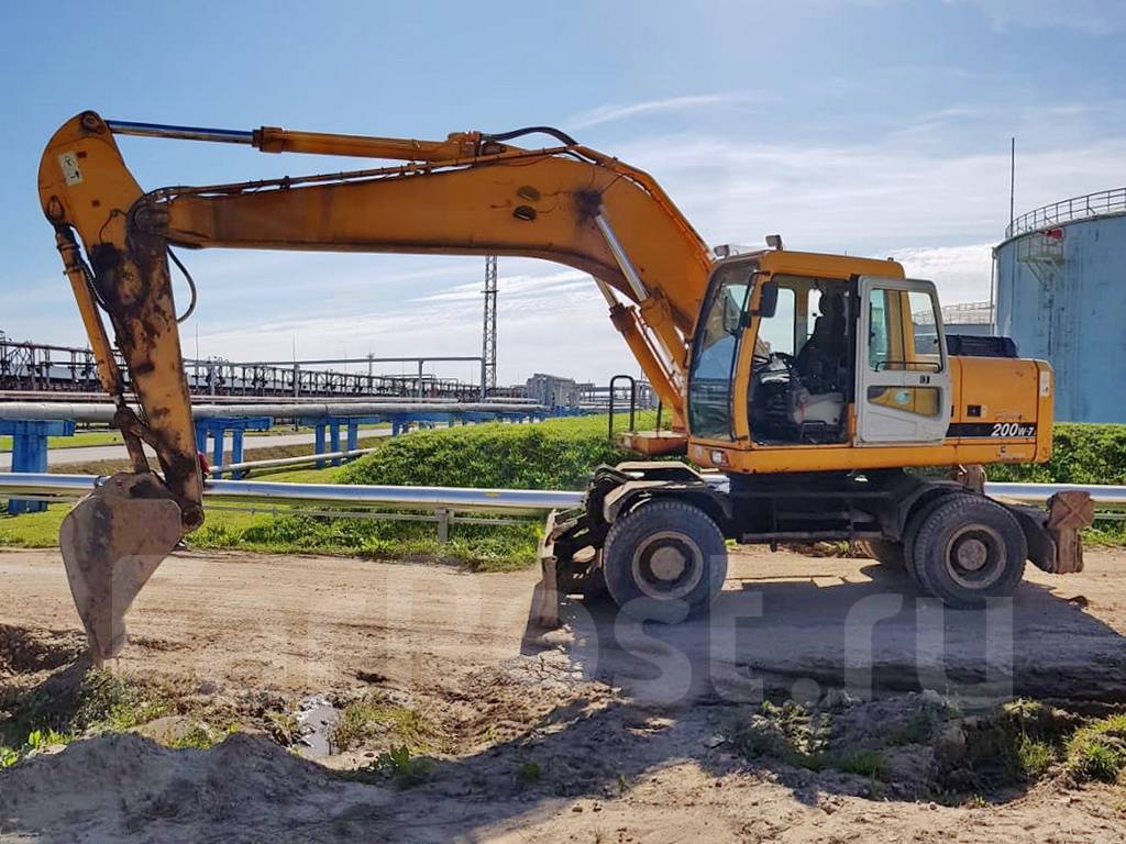 Экскаватор на лапах. Экскаватор Hyundai 200w-7. Полноповоротный экскаватор Хюндай 200. Экскаватор колесный Хендай 200w 7. Хендай 200 экскаватор колесный.