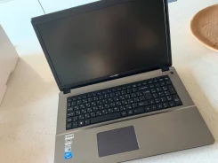 DNS. 17.3", 2,4����, ��� 4 ��, ���� 1 000���, WiFi: 1, Bluetooth: 1, ����������� �� 6��. ����