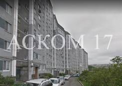 2-комнатная, улица Сабанеева 22 во Владивостоке 2-комнатная, улица Сабанеева 22. Баляева, агентство, 51,0 кв. м. Дом снаружи