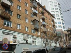 3-комнатная, улица Адмирала Фокина 31 во Владивостоке 3-комнатная, улица Адмирала Фокина 31. Центр, агентство, 56,0 кв. м. Дом снаружи
