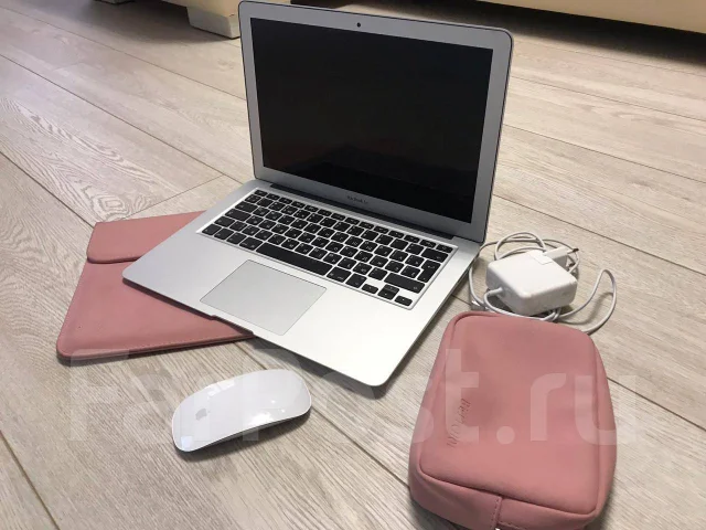 Apple MacBook Air 13 2017 Mid MQD42. 13.3", 1,8����, ��� 8 ��, ���� 128���, WiFi: 1, Bluetooth: 1 ����