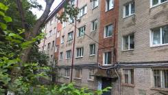 2-комнатная, улица Адмирала Юмашева 16г во Владивостоке 2-комнатная, улица Адмирала Юмашева 16г. Баляева, агентство, 45,0 кв. м. Дом снаружи